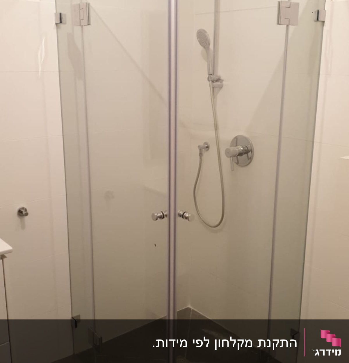 מקלחון זכוכית עם דלתות ומזלף יד